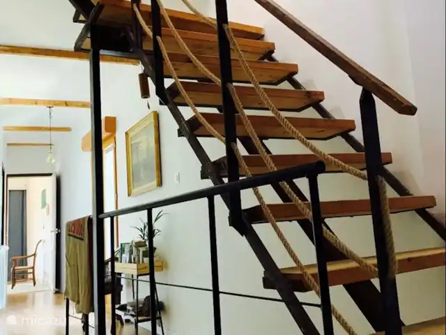 Casa Joya en Francia, Hérault, Béziers  - casa vacacional pasillo de escalera a la terraza y la cocina de verano / sala de yoga y meditación