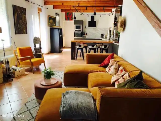 Casa Joya en Francia, Hérault, Béziers  - casa vacacional Amplia sala de estar para sentarse juntos alrededor de la chimenea (en invierno) o simplemente relajarse