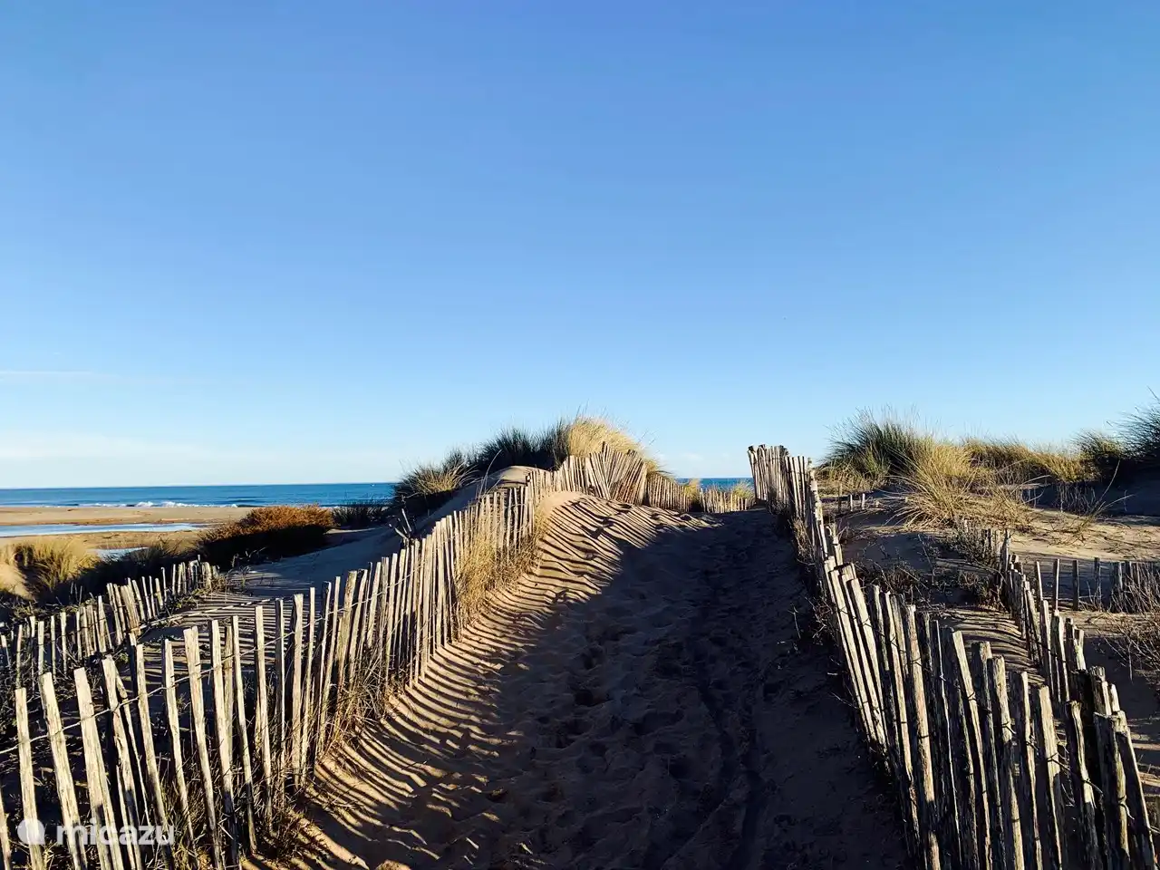 Der Ort Les Orpeillères liegt in einem Naturschutzgebiet. Es gibt auch einen FKK-Strandbereich.