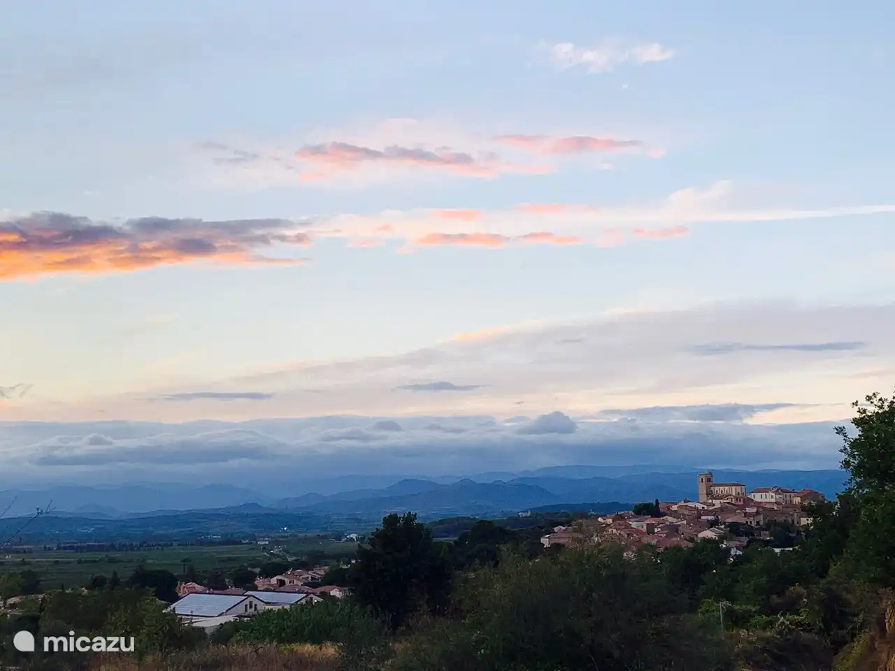 Corneilhan mit Blick auf die Weinberge und die Monts du Parc Naturel du Haut Languedoc.