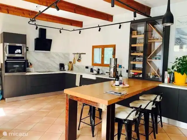 Casa Joya en Francia, Hérault, Béziers  - casa vacacional Cocina abierta instalada con mesa de bar y cellier. Disfruten juntos de una rica tapa.