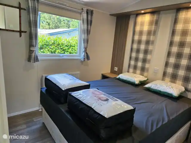 Veluwe sentirse bien en Países Bajos, Güeldres, Wissel - chalet Dormitorio con cómodas camas con somier y dos edredones individuales