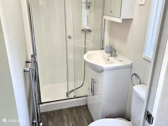 Veluwe sentirse bien en Países Bajos, Güeldres, Wissel - chalet Cuarto de baño con ducha, lavabo e inodoro