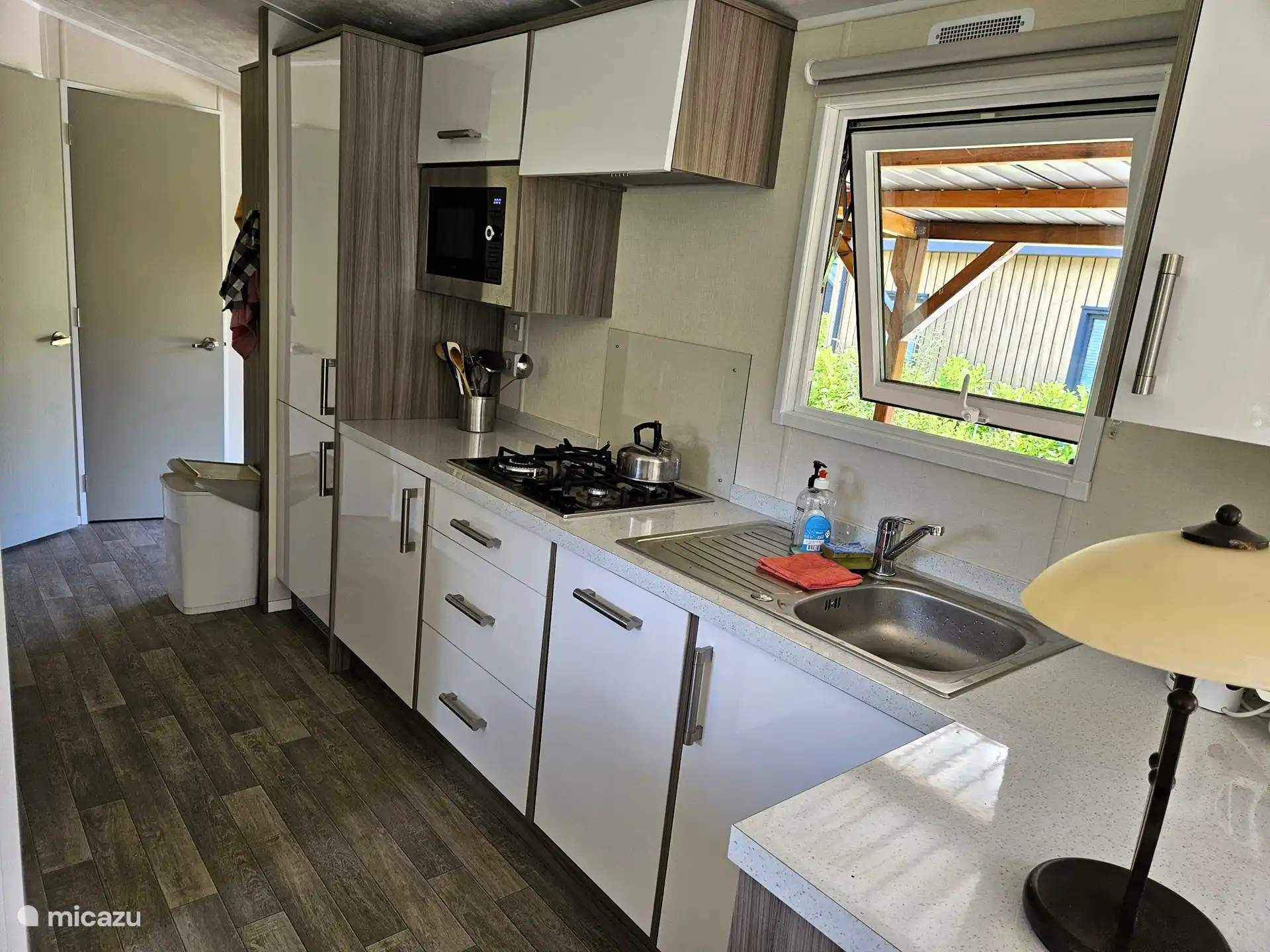 Moderne Küche mit Geschirrspüler