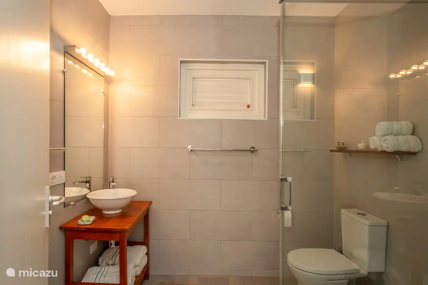 Shared bathroom guest rooms on the ground floor