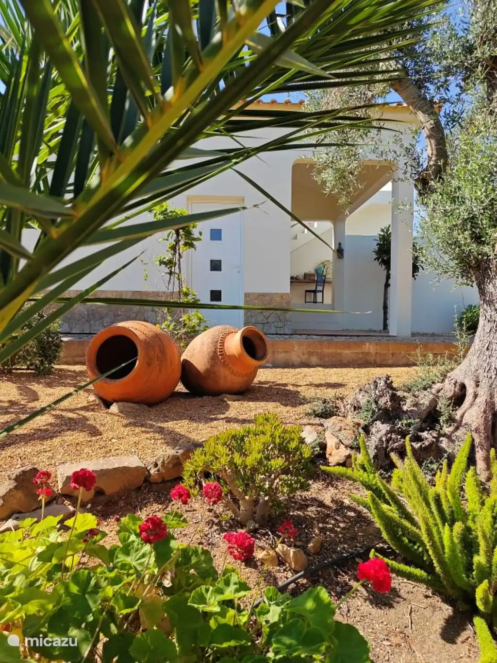 Entlang der Einfahrt