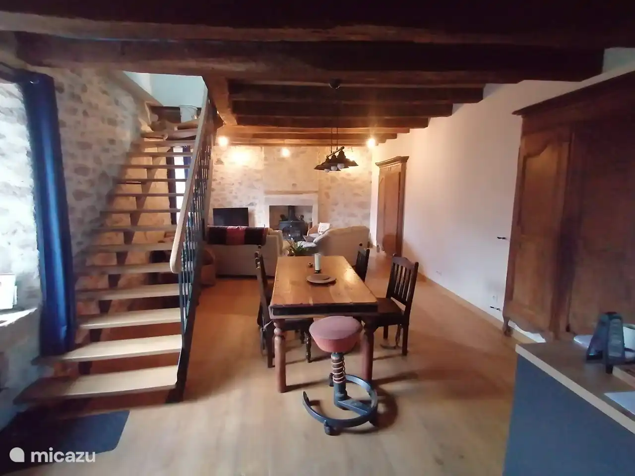 Espace de vie (table à manger, escalier)