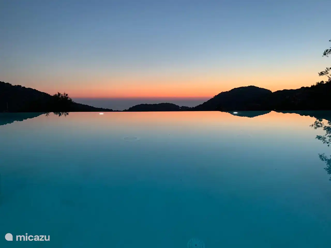 Piscina infinita de noche