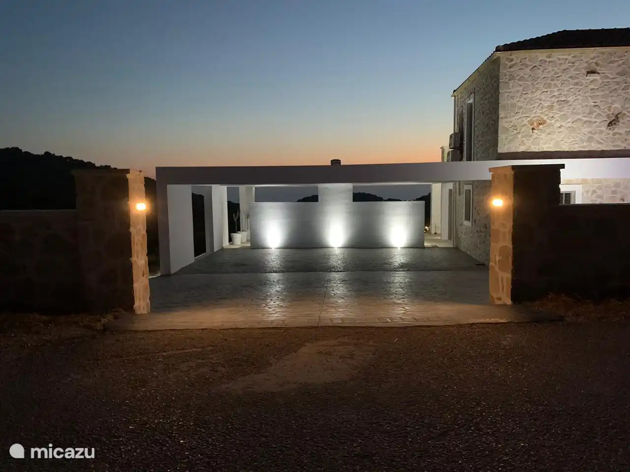 Frente / villa de estacionamiento