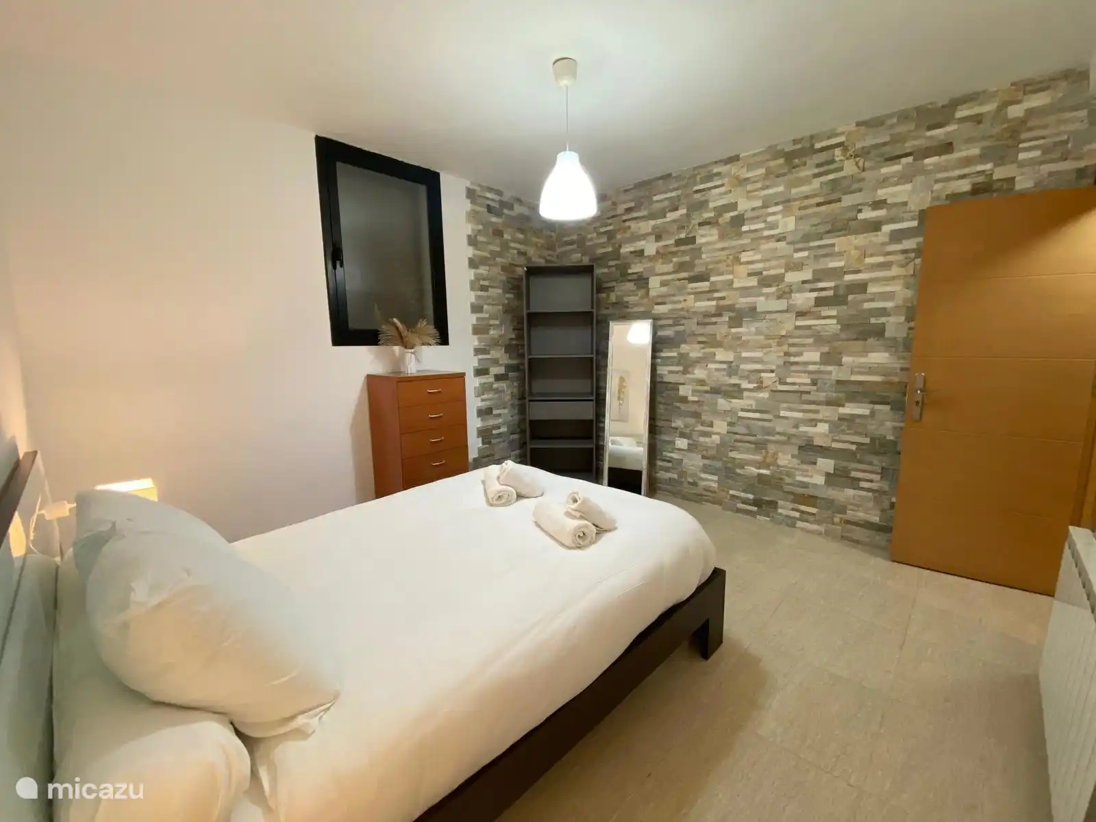 Das Fenster, das du siehst, führt zur zweiten Küche, die du weiter unten in der Beschreibung siehst