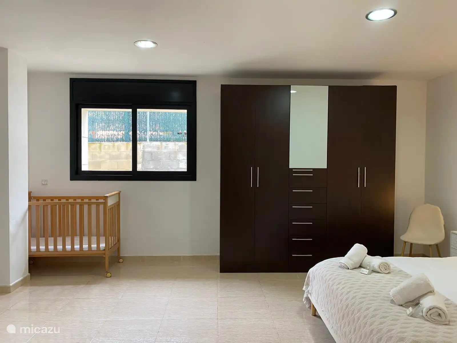 Und der Raum hat reichlich Stauraum für deinen Kleiderschrank