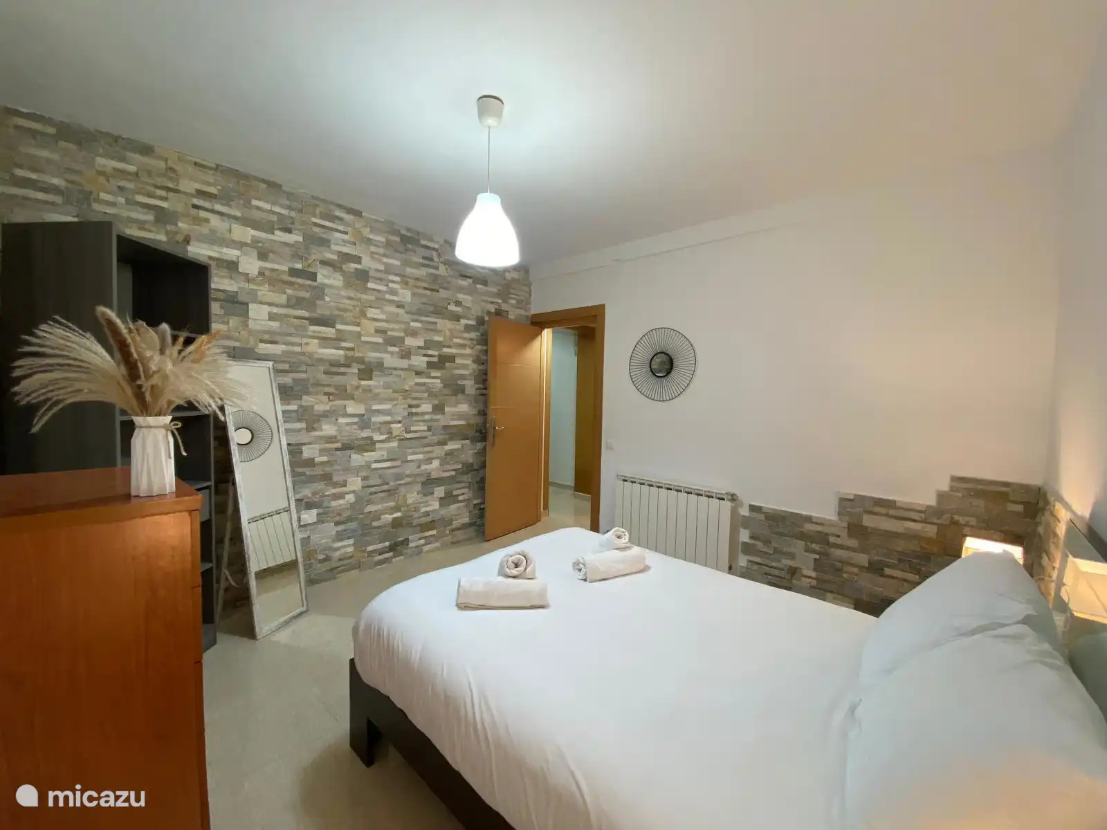 Mit Ganzkörperspiegel und Aufbewahrungsraum für deine Kleidung