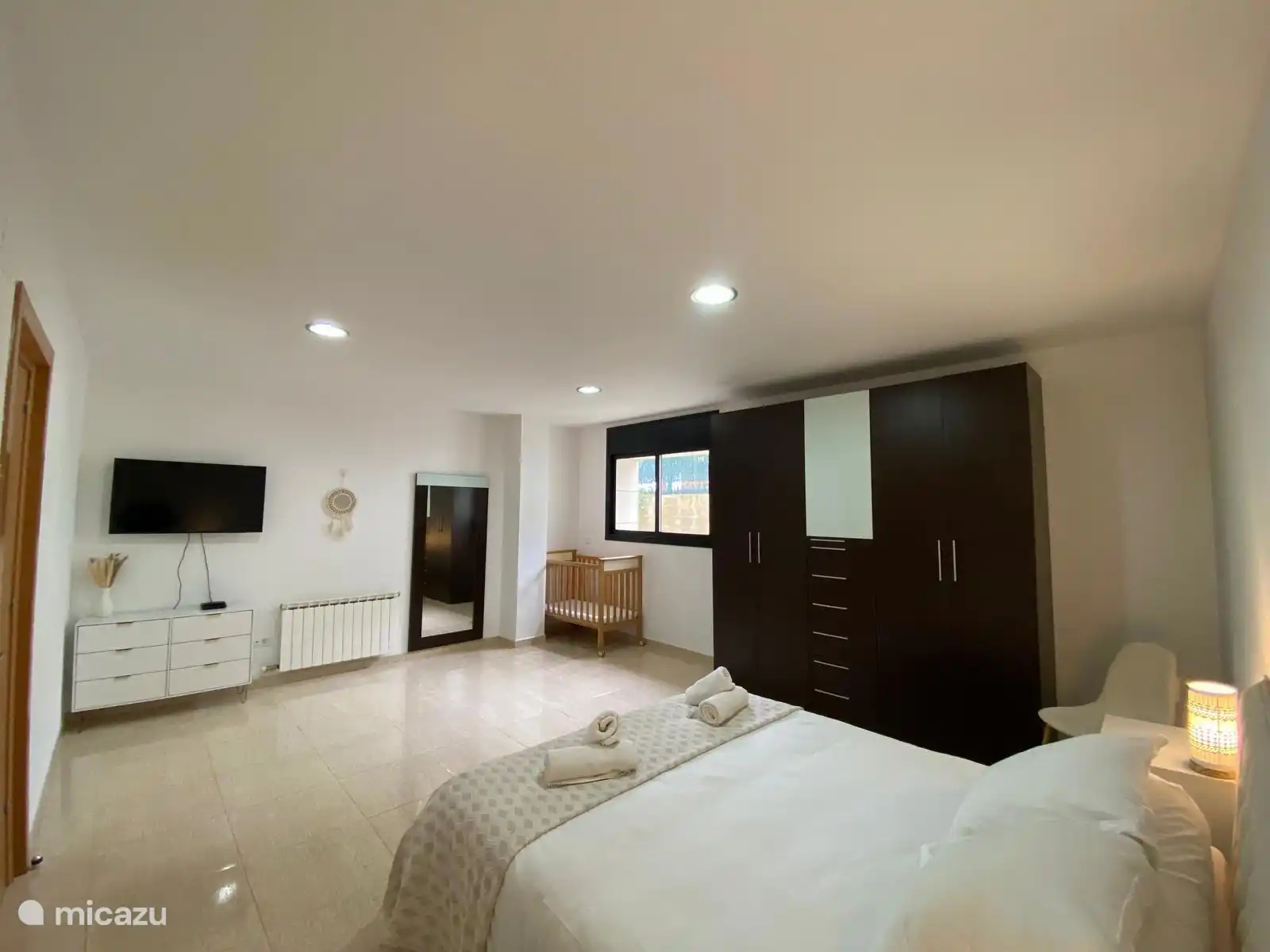 Das Hauptschlafzimmer mit Feldbett