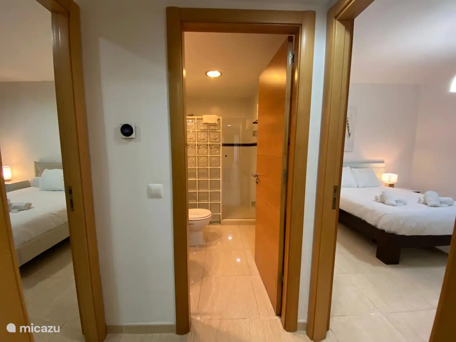 Wenn Sie die Treppe hinuntergegangen sind, finden Sie rechts von Ihnen zwei Schlafzimmer und ein Badezimmer