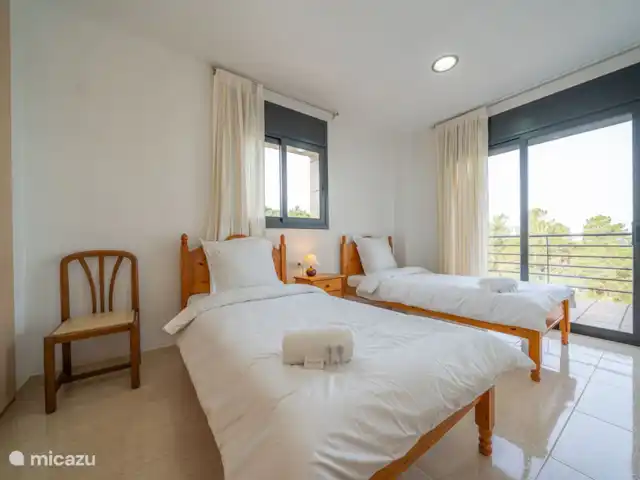 Villa Aurore (12 pers.), vue montagne | Espagne, Costa Brava, Lloret de Mar - villa Chambre 1.0 avec deux lits simples et balcon !