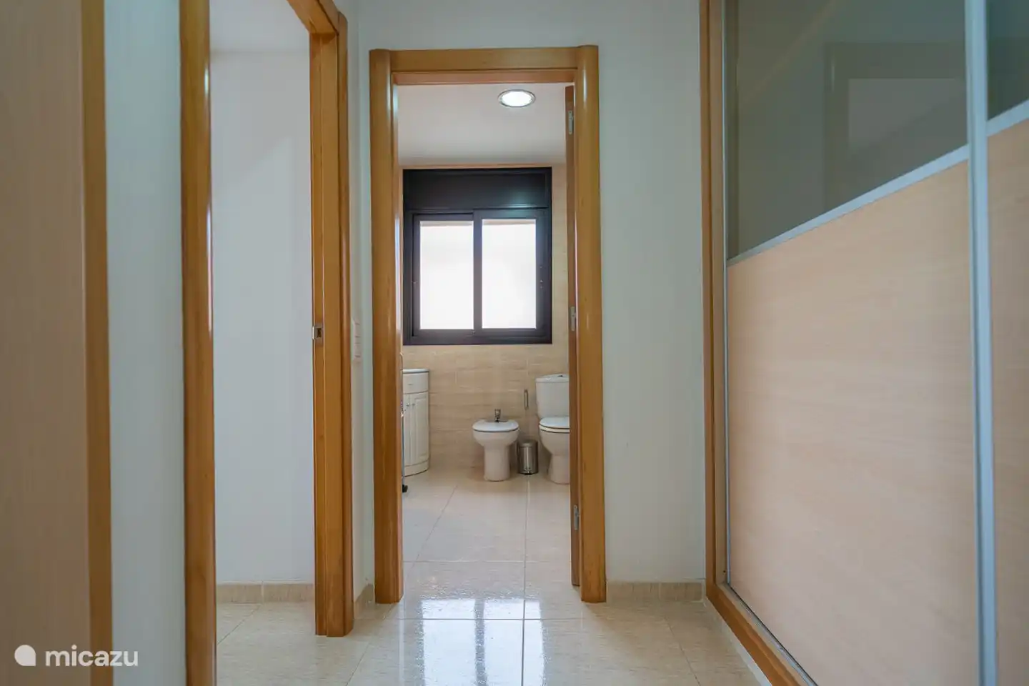 Schlafzimmer 3.0 verfügt über ein eigenes Bad, und dieser Bereich der Villa verfügt über eine eigene zentrale Klimaanlage