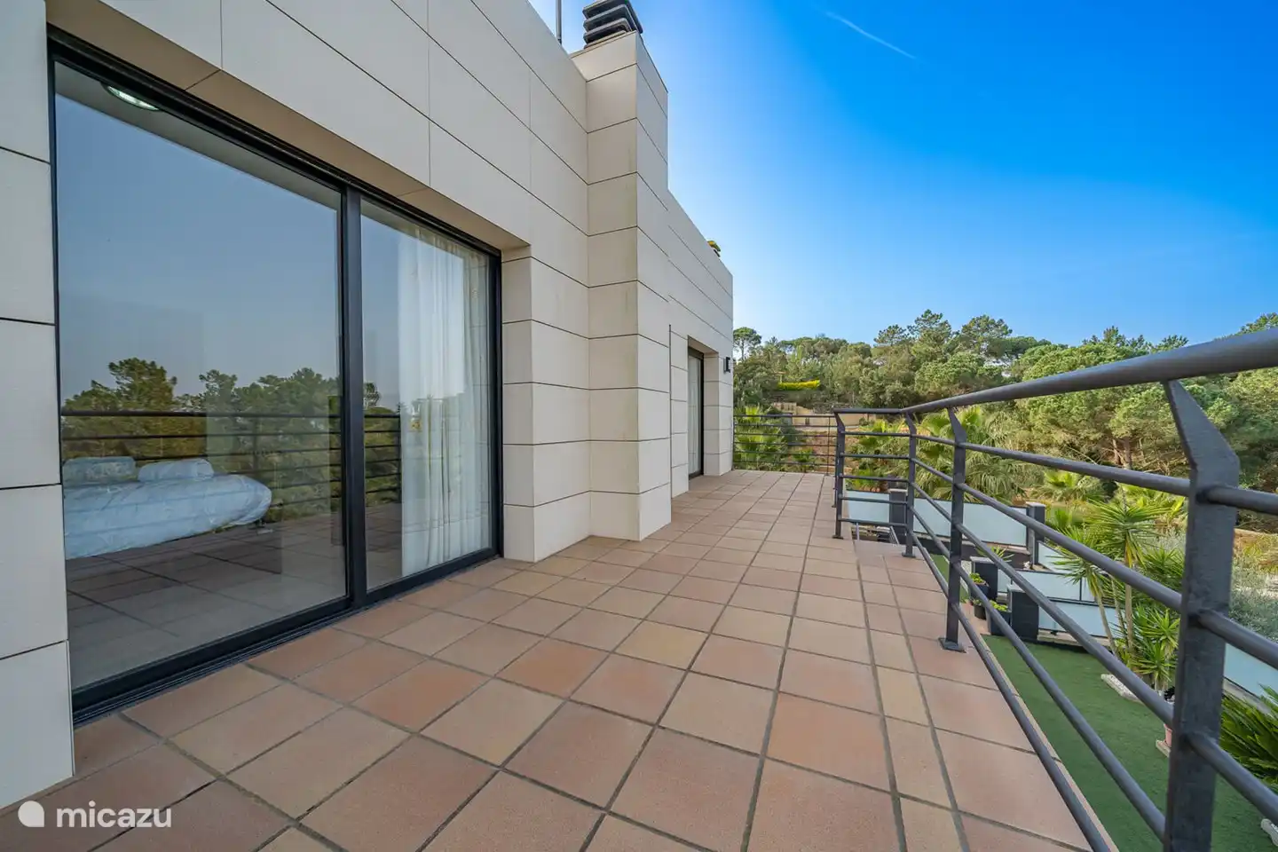 Balkon in den Schlafzimmern im 1. Stock