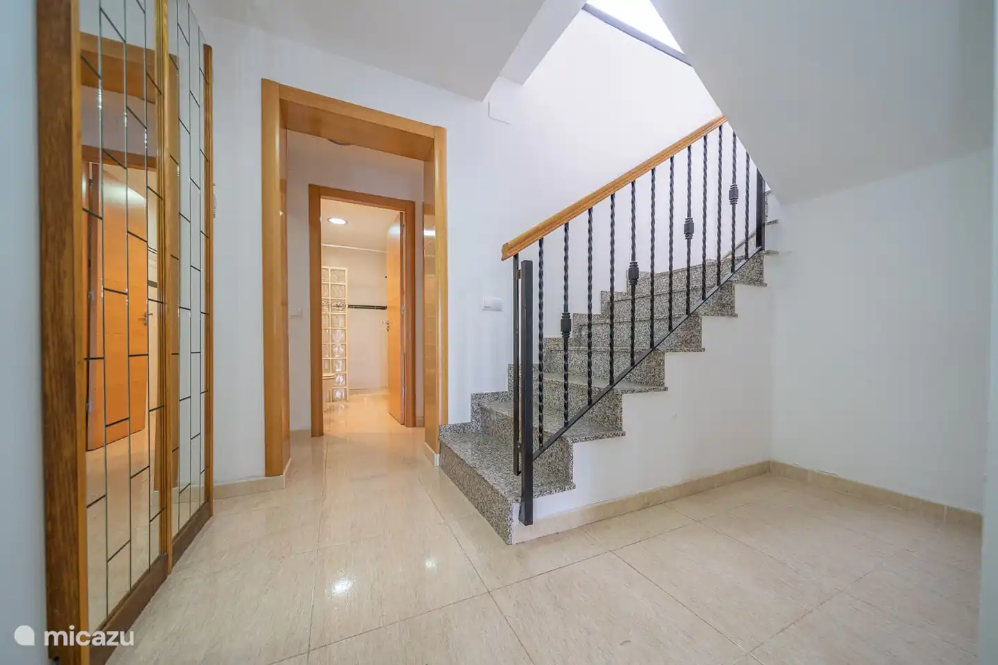 Über die Steintreppe gelangen Sie in das Erdgeschoss der Villa