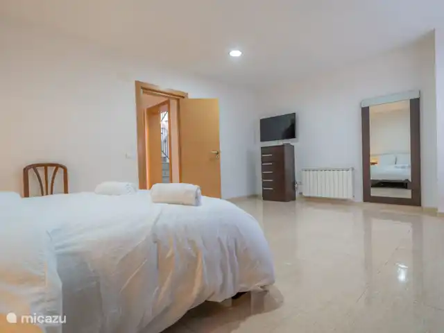 Villa Aurore (12 pers.), vue montagne | Espagne, Costa Brava, Lloret de Mar - villa Miroir pleine longueur et TV