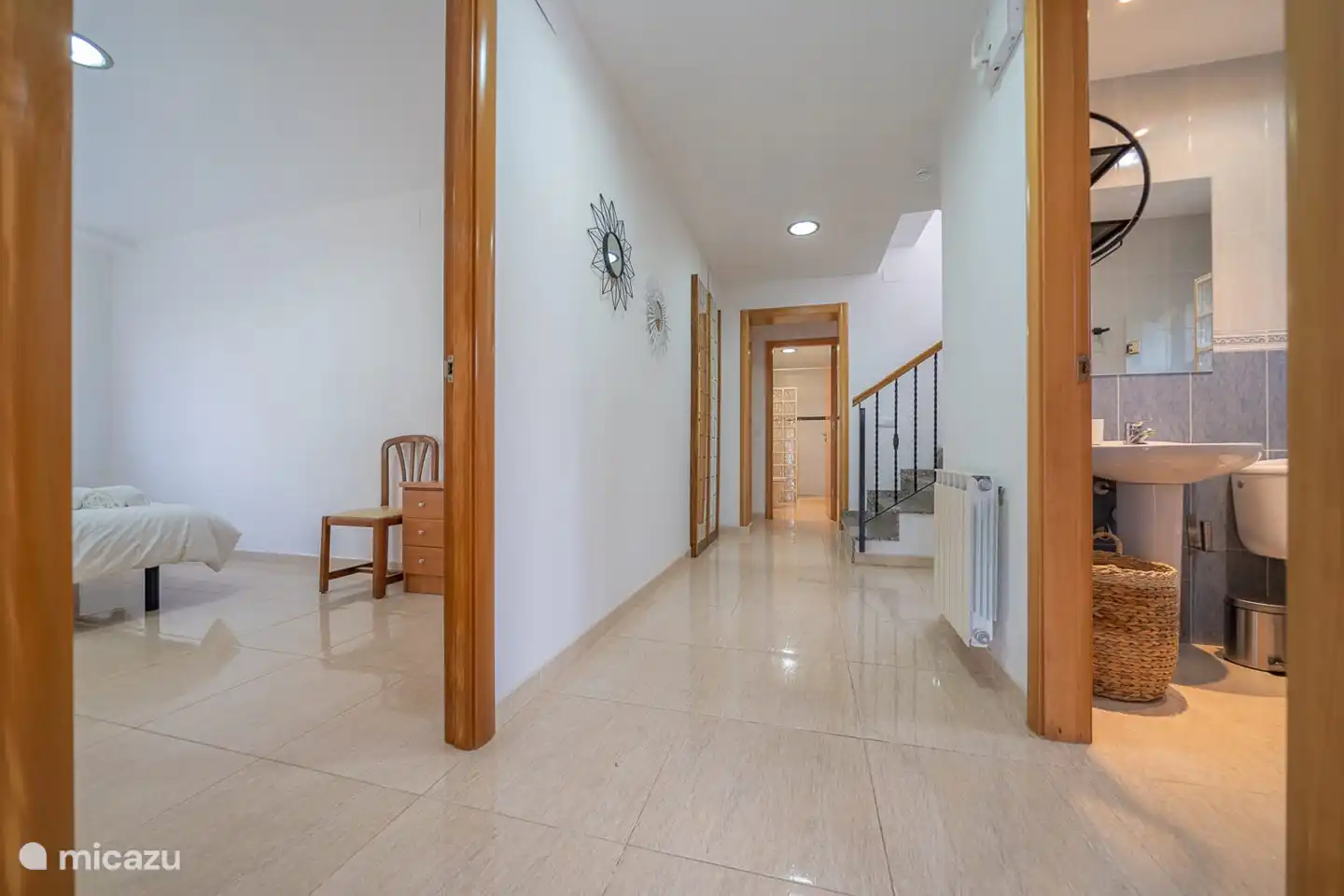 Der Flur führt zum letzten Schlafzimmer und Badezimmer, Küche und Wohnzimmer