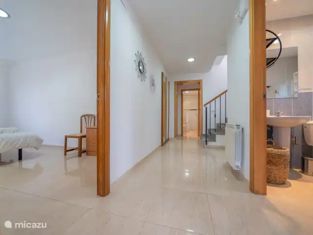 Villa Aurore (12 pers.), vue montagne | Espagne, Costa Brava, Lloret de Mar - villa Le couloir vers la dernière chambre et salle de bain, cuisine et salon