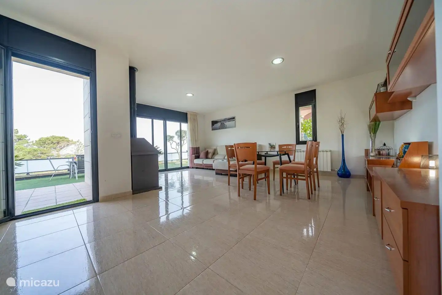 Wohnzimmer mit Terrassentüren zur Terrasse