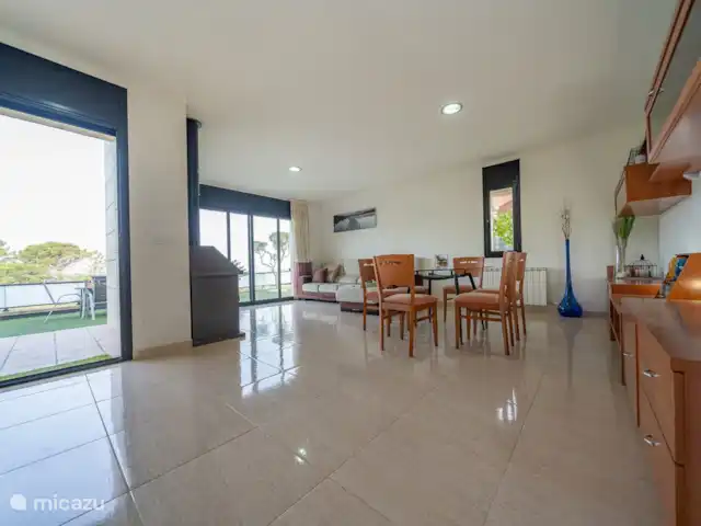 Villa Aurore (12 pers.), vue montagne | Espagne, Costa Brava, Lloret de Mar - villa Salon avec portes-fenêtres donnant sur la terrasse