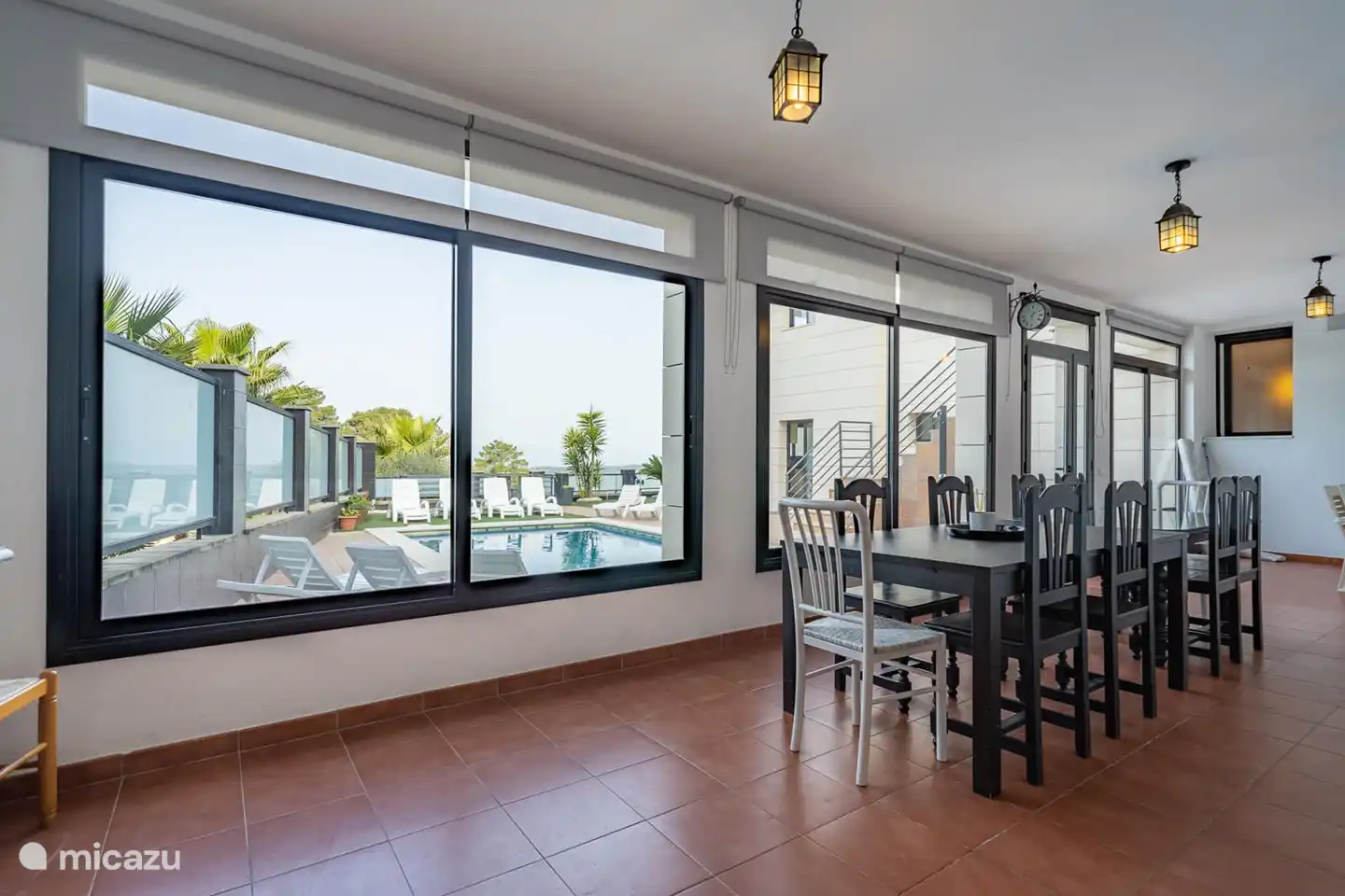 Angrenzend mit Blick auf den Pool