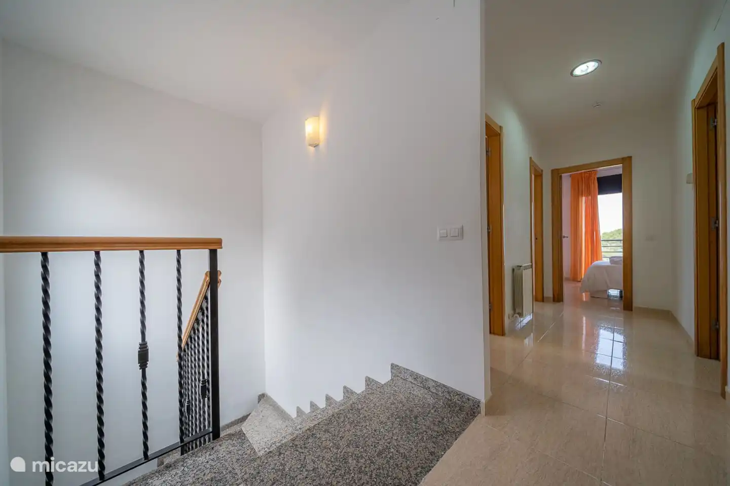 Eingang mit der ersten Etage