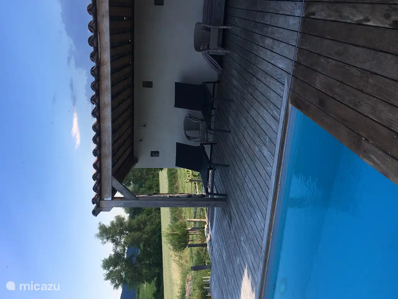 terraza sombreada en la piscina