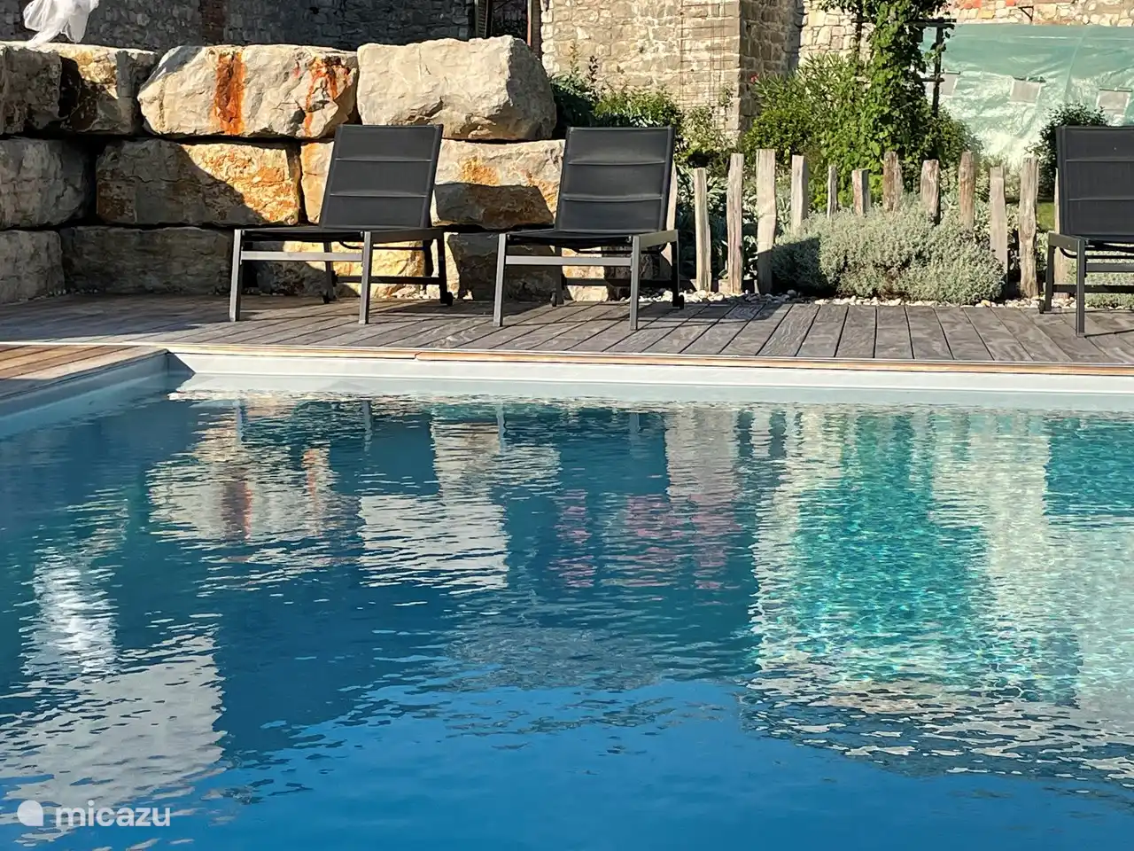 terraza piscina al sol