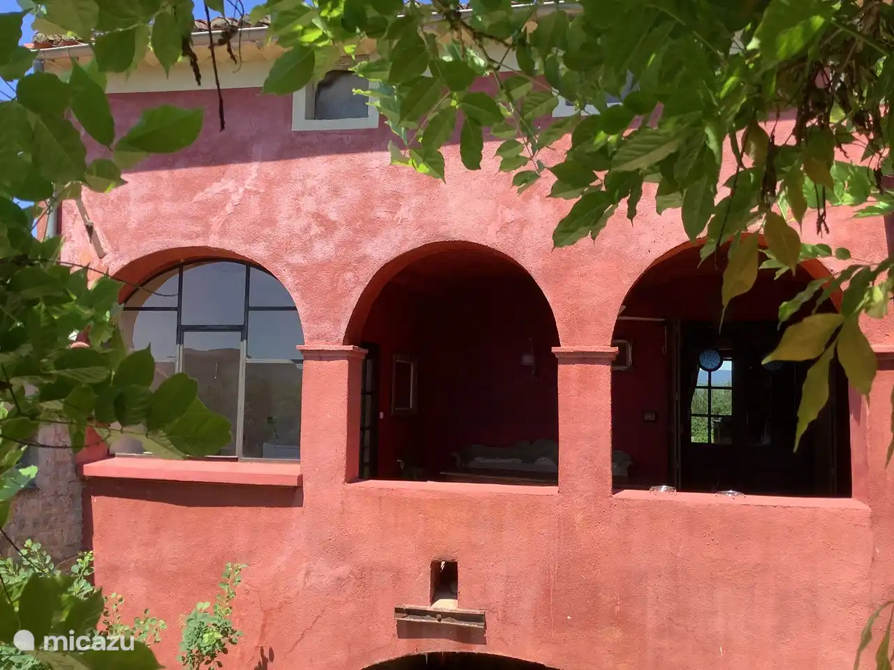 Vista de la terraza cubierta con mesa de comedor y ventilador de techo