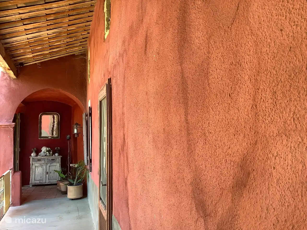 a la terraza cubierta y cocina