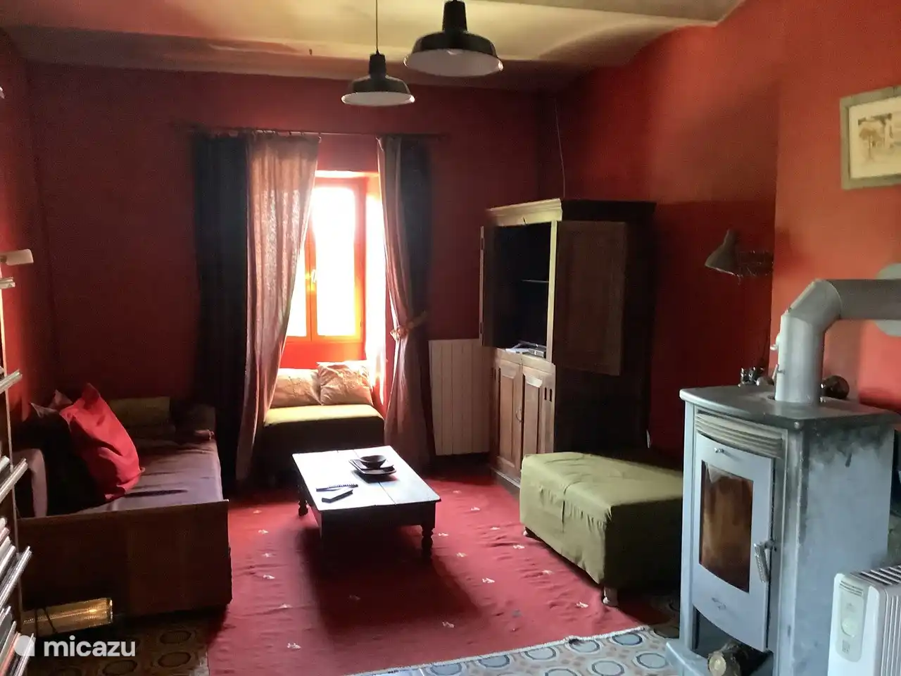 salón con biblioteca y TV