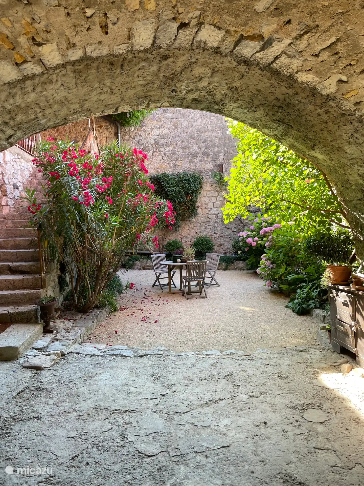 Bóvedas, escalinata y patio