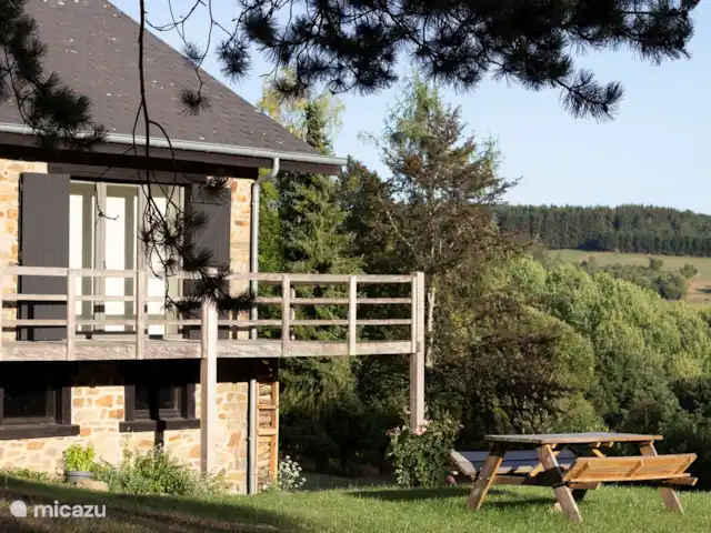 Chalet Tartan | Belgique, Ardennes, Vencimont - chalet Chalet Tartan, façade latérale et table de jardin