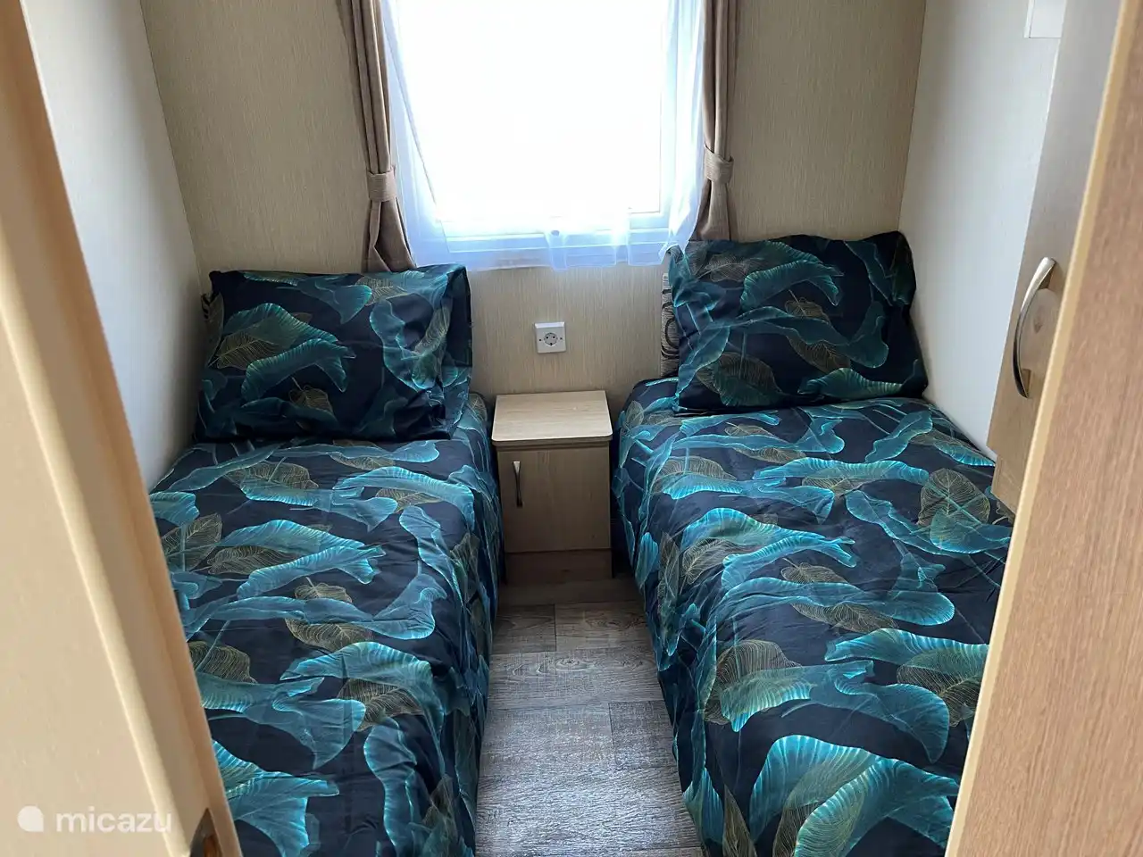 Schlafzimmer mit 2x 1 Bett