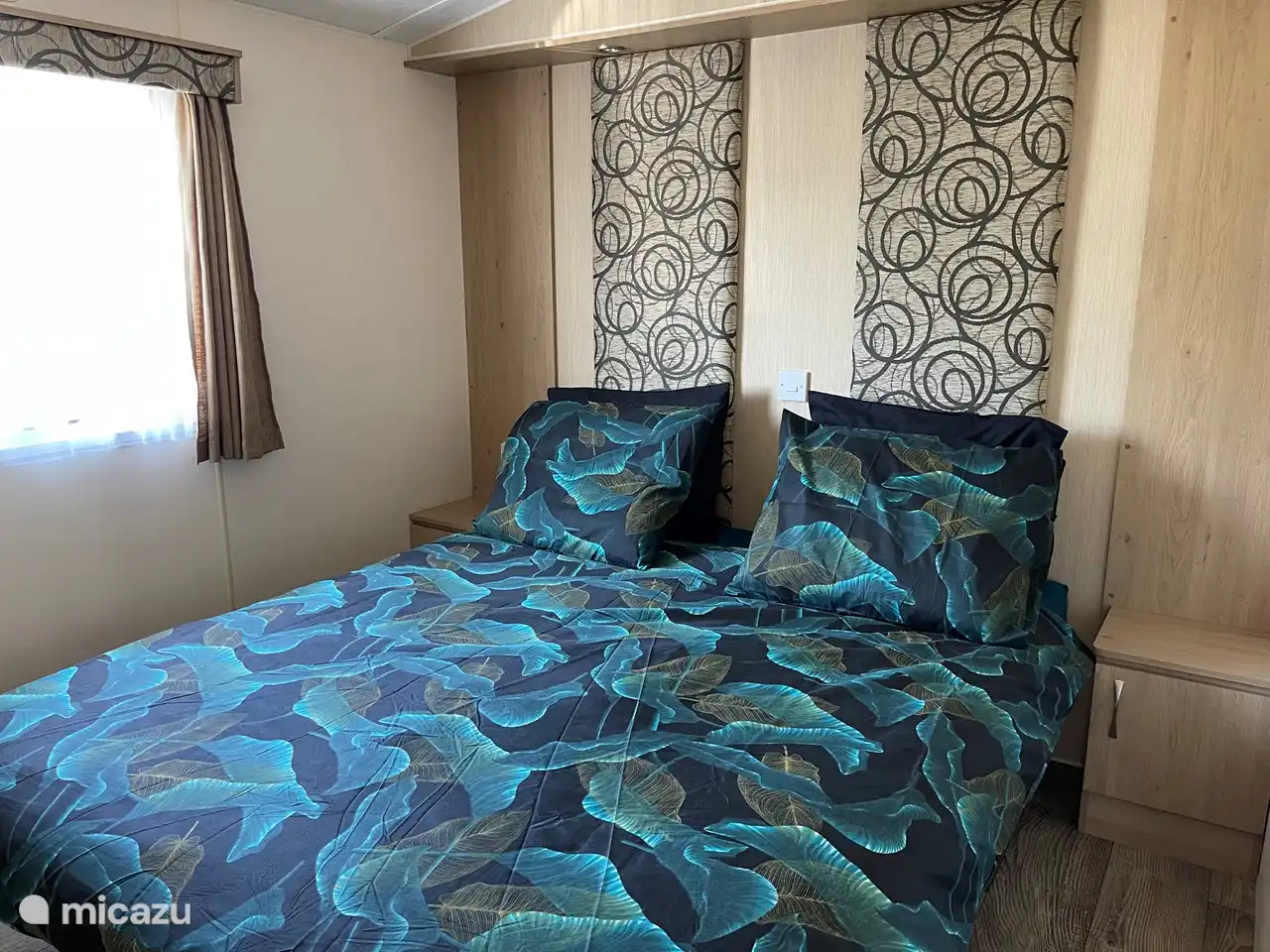 Schlafzimmer mit Doppelbett und großem Kleiderschrank 