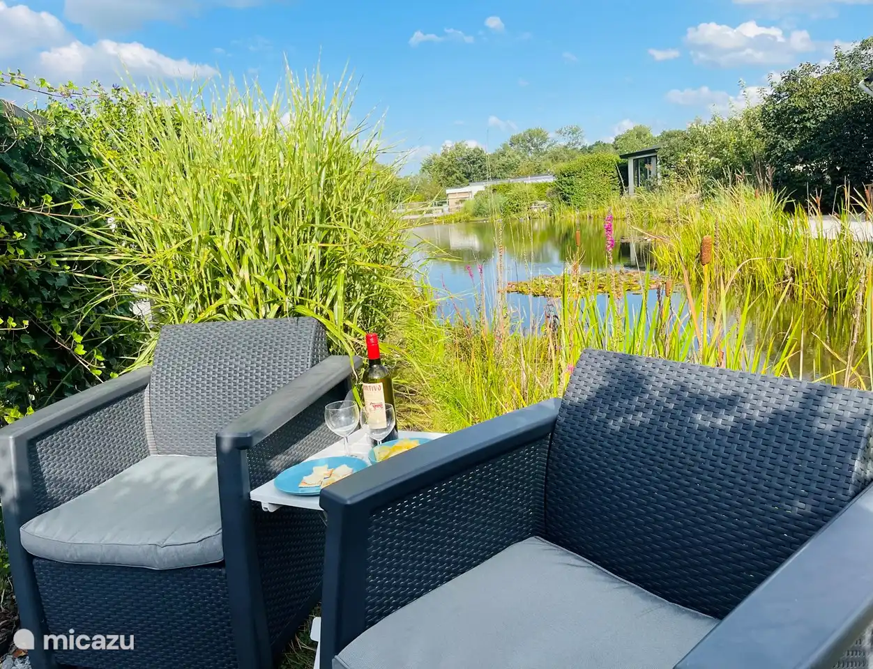 Schön am Wasser zu sitzen