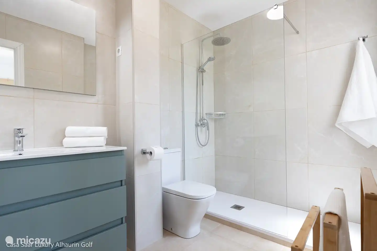 Badezimmer 1 mit ebenerdiger Dusche