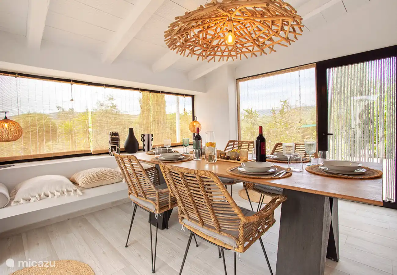 Coin repas confortable à l'intérieur