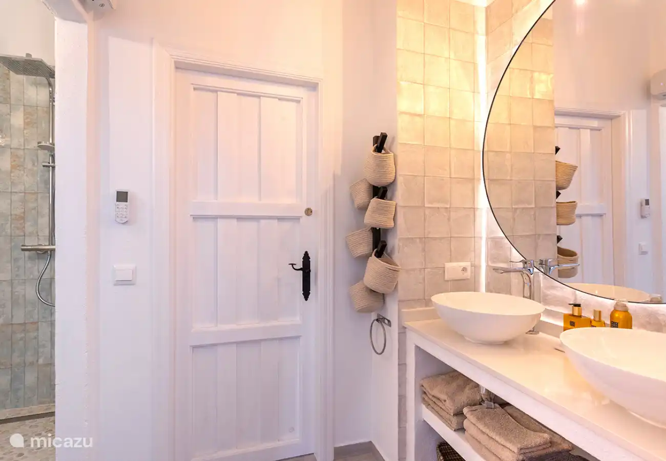 Salle de bain avec douche