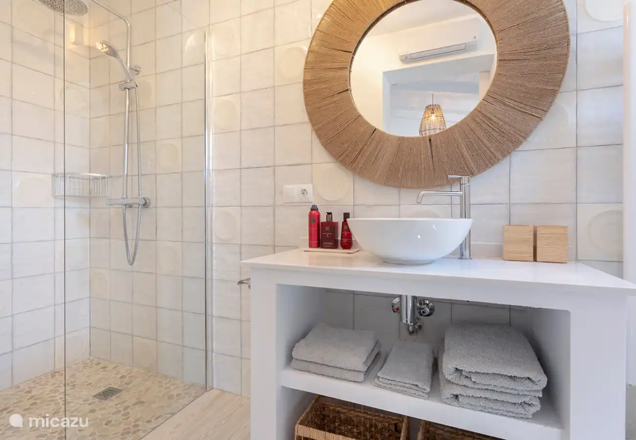 Salle de bain avec douche