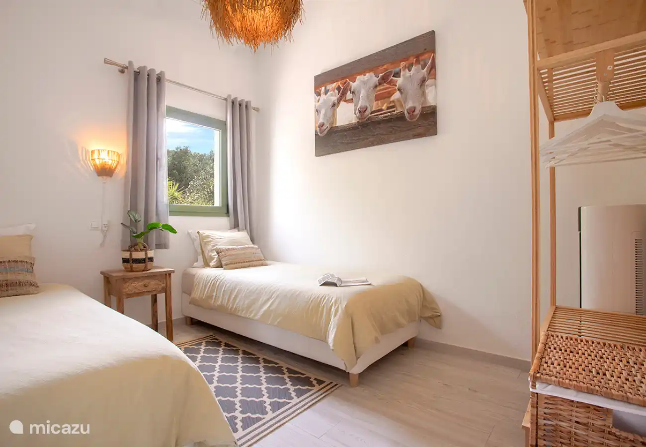 Chambre avec deux lits simples