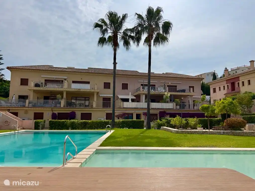 Gemeenschappelijk zwembad met kinderbad