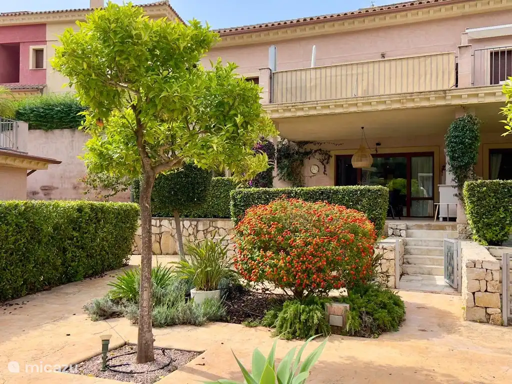 Ingang van aan het zwembad naar uw privé tuin