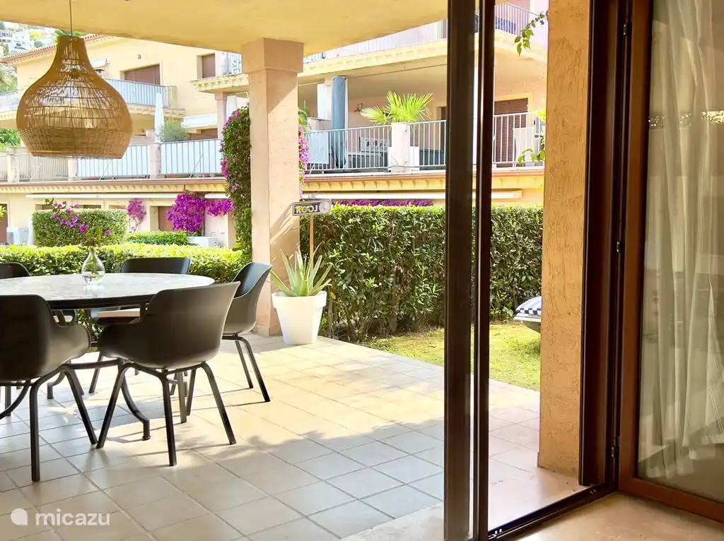 Toegang van de woonkamer naar het terras