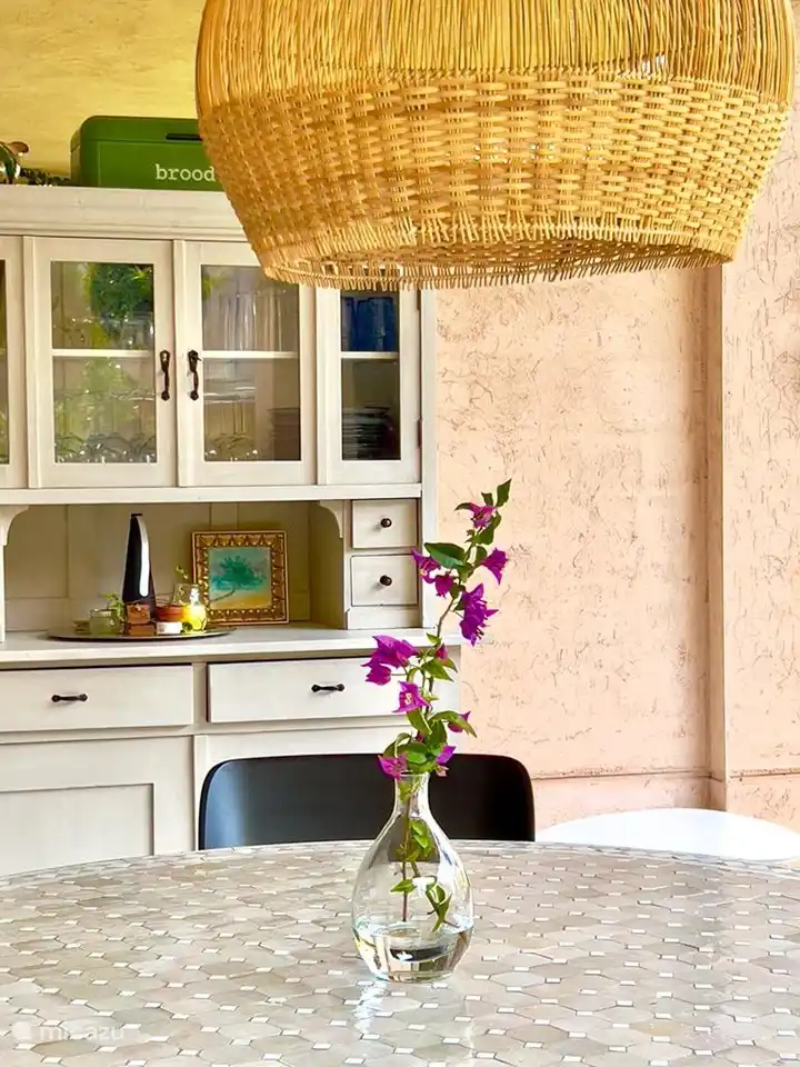 Vitrinekast buiten op het privé terras