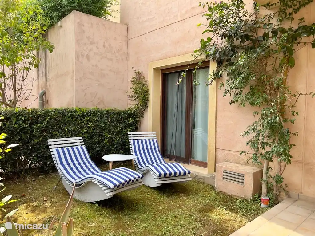 Lounge stoelen in het privé tuintje aan het terras