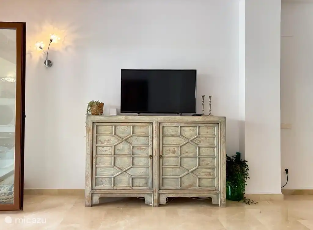 Wandkast met smart tv